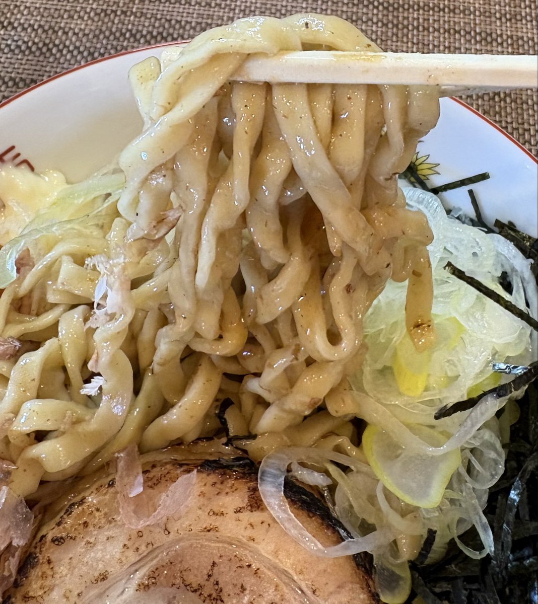 ～麺 ゆるり～
『ゴワゴワ麺の油そば(鰹)』
今日は少し暖かい水曜日！そして…ゆるりさんの限定の油そば🍜鰹味でいただきました！ゴワモチ麺旨しです！お肉もホロホロで旨し👍途中、胡椒とレモン酢であっという間に完食です！次は海老ですかね。ご馳走様でした🙇‍♂️