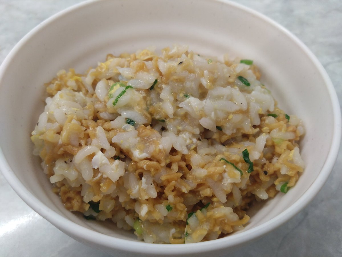 donpyuru's tweet photo. リュウジ氏のレシピ　チキンラーメン雑炊を作りました
材料が少なくて時間も手間もかからないのは本当に嬉しい

味はチキンラーメンとご飯と卵とネギで不味いわけがないね
というより想像以上に美味しい！

味変の多さは流石です
個人的にはごま油を最大限に楽しむレシピの1つだと思う
是非お試しを！ https://t.co/hjcuhKjjXL