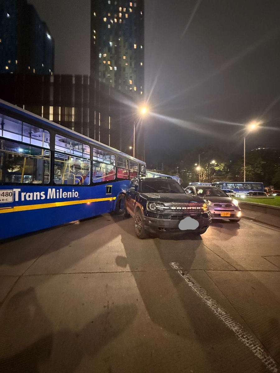 damaryr7's tweet photo. @SUMAndo_SITP tolera que conductores del SITP circulen estrellando vehículos, intimidando y maltratando a mujeres, y que su única respuesta sea: “demande”. A eso juegan: a que la gente se canse. Transporte público sin control, sin sanción y sin respeto @CarlosFGalan https://t.co/jJGN2tcxDU