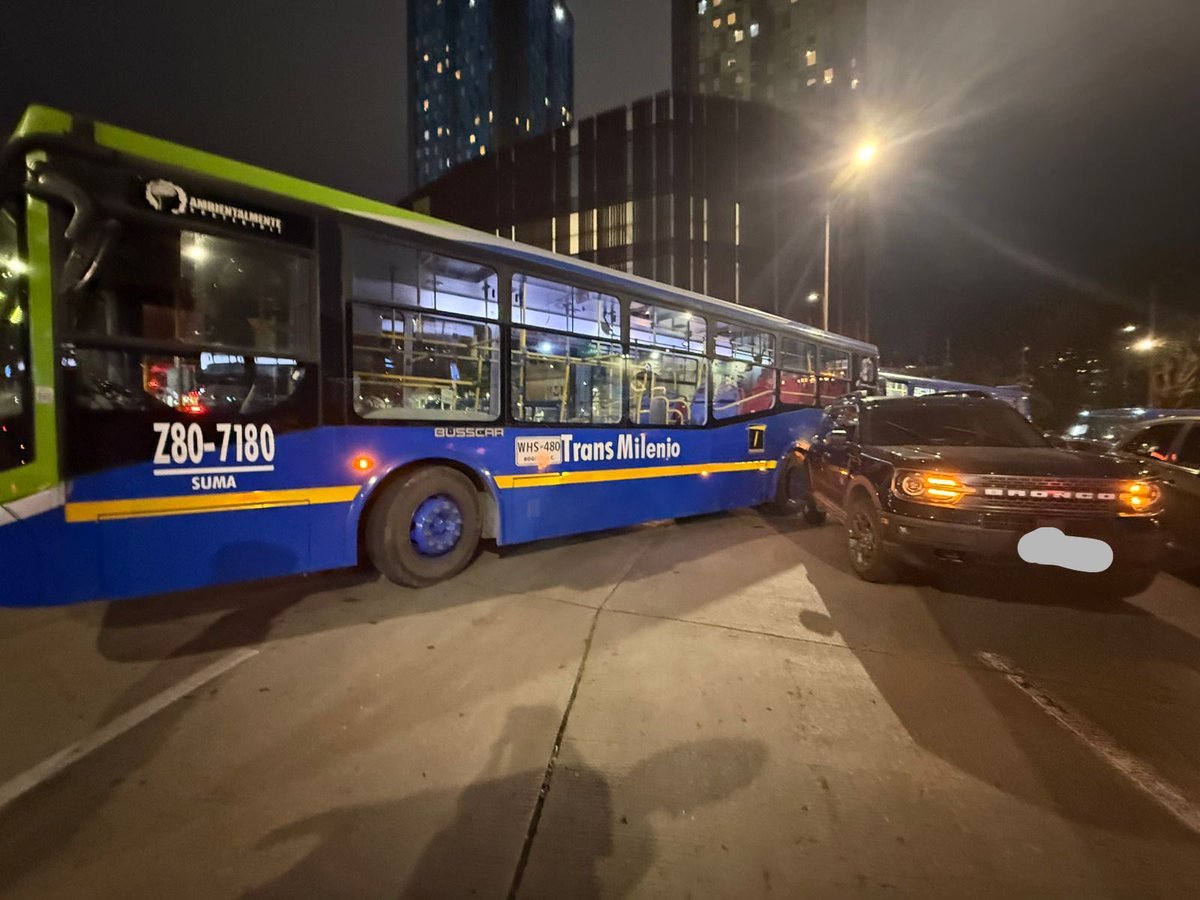 damaryr7's tweet photo. @SUMAndo_SITP tolera que conductores del SITP circulen estrellando vehículos, intimidando y maltratando a mujeres, y que su única respuesta sea: “demande”. A eso juegan: a que la gente se canse. Transporte público sin control, sin sanción y sin respeto @CarlosFGalan https://t.co/jJGN2tcxDU