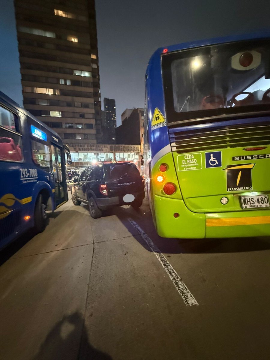 damaryr7's tweet photo. @SUMAndo_SITP tolera que conductores del SITP circulen estrellando vehículos, intimidando y maltratando a mujeres, y que su única respuesta sea: “demande”. A eso juegan: a que la gente se canse. Transporte público sin control, sin sanción y sin respeto @CarlosFGalan https://t.co/jJGN2tcxDU