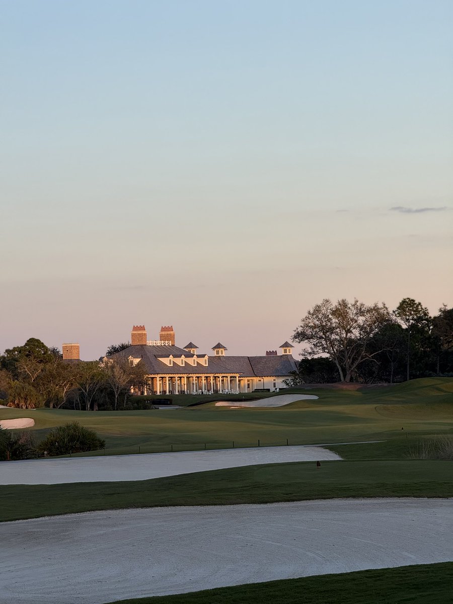 fliphookwarrior's tweet photo. Nothing better than a sunset on and old southern style club house 

Name that course https://t.co/KwaaNgDIwi