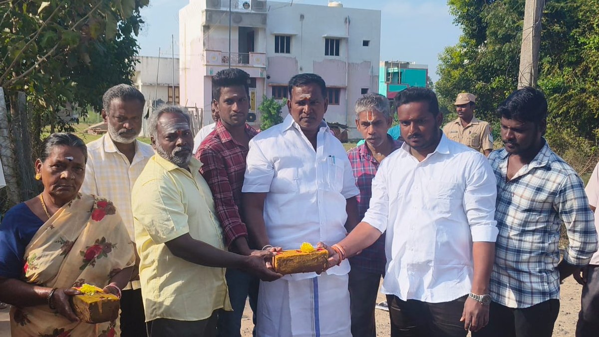 AKSaiJSaravanan's tweet photo. எனது ஊசுடு தொகுதிக்குட்பட்ட சேந்தநத்தம் பெருமாள்  கார்டன் பகுதிக்கு ரூ.14 லட்சம் மதிப்பீட்டில் கருங்கல் சாலை அமைக்கும் பணிக்கு அரசாணை பெற்று, அதற்கான பூமி பூஜை நிகழ்ச்சியில் கலந்து கொண்டு பணியினை தொடங்கி வைத்தேன்.@BJP4Puducherry @AmitShah @PMOIndia @mansukhmandviya https://t.co/XepW1hI5Tw