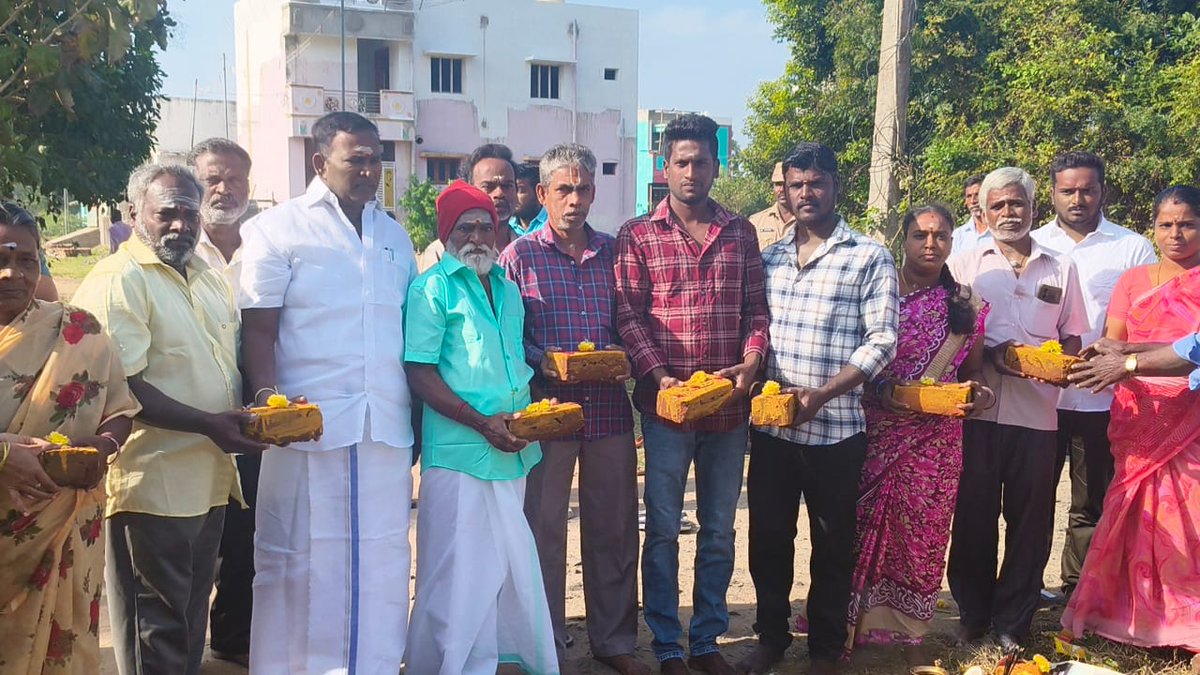 AKSaiJSaravanan's tweet photo. எனது ஊசுடு தொகுதிக்குட்பட்ட சேந்தநத்தம் பெருமாள்  கார்டன் பகுதிக்கு ரூ.14 லட்சம் மதிப்பீட்டில் கருங்கல் சாலை அமைக்கும் பணிக்கு அரசாணை பெற்று, அதற்கான பூமி பூஜை நிகழ்ச்சியில் கலந்து கொண்டு பணியினை தொடங்கி வைத்தேன்.@BJP4Puducherry @AmitShah @PMOIndia @mansukhmandviya https://t.co/XepW1hI5Tw