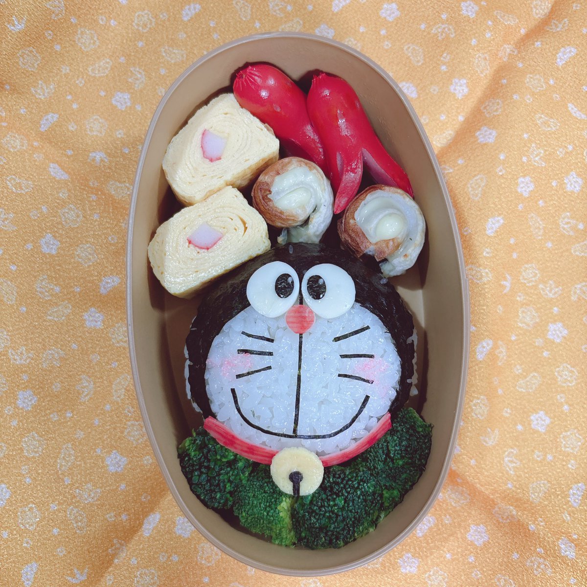 saki_libe's tweet photo. 74回目の夫お手製キャラ弁🍱

ドラえもん🐱🔔

ほっぺがほんのりピンクでかわいい😊

#キャラ弁 #お弁当記録
#ドラえもん https://t.co/KF8zhZxbd5