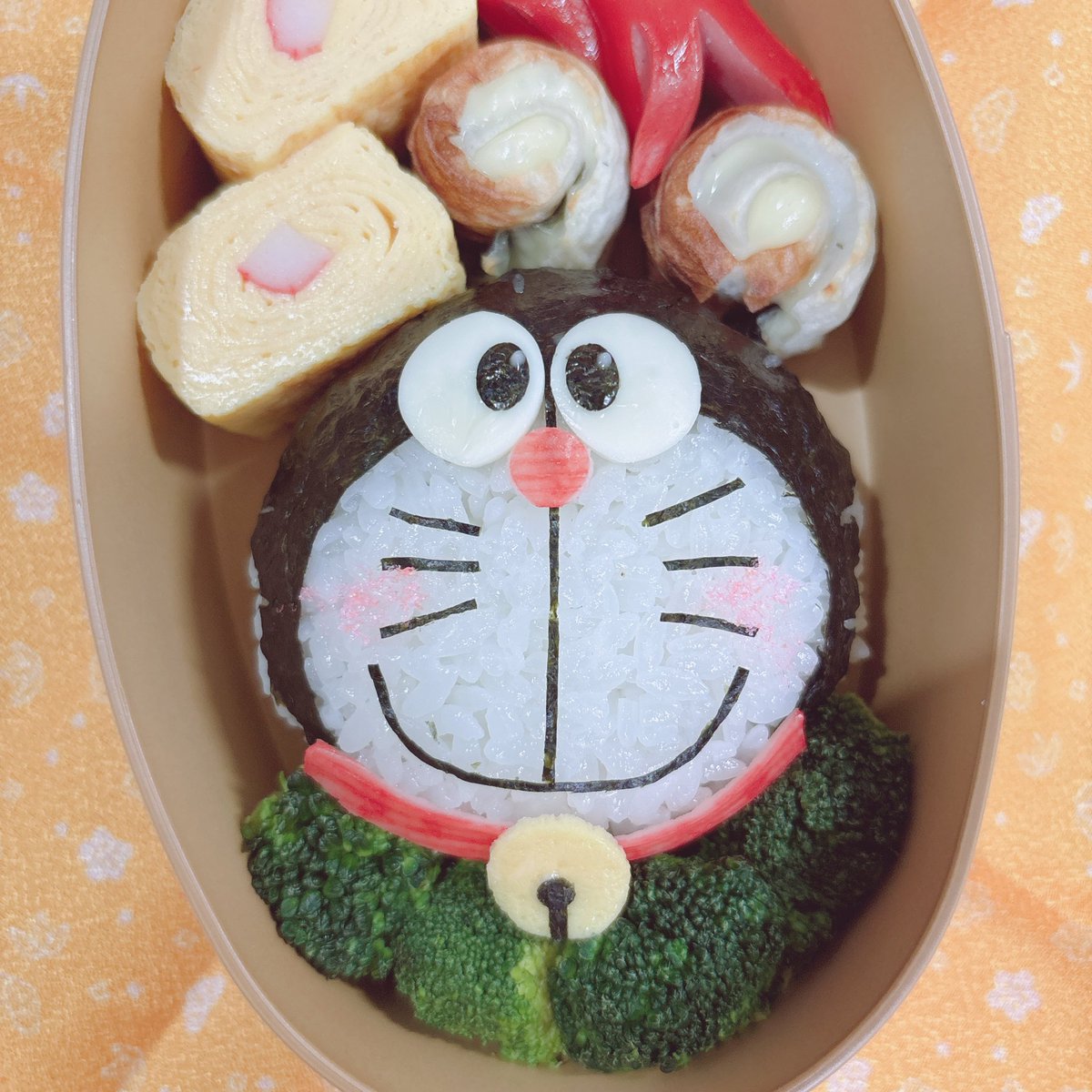 saki_libe's tweet photo. 74回目の夫お手製キャラ弁🍱

ドラえもん🐱🔔

ほっぺがほんのりピンクでかわいい😊

#キャラ弁 #お弁当記録
#ドラえもん https://t.co/KF8zhZxbd5