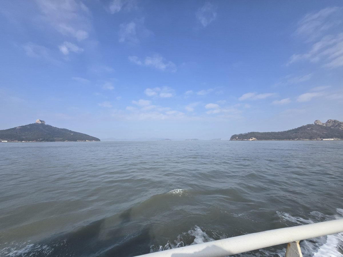 ji_jongik's tweet photo. 全羅南道の南西海岸は、海の景色が多彩で、飽きないです。
写真の島は、주지도(主旨島 チュジド）と양덕도(良徳島 ヤンドクト）です。良徳島は、山頂の岩の形が足の指に似ていることから、「발가락섬(足の指島)」とも呼ばれています。島ごとにこうした大きな島名表示の構造物を設置するのが流行した時期がありました。
今日は、昨年の夏に旧日本軍の陣地配備図をもとに確認した日本軍の戦争遺跡を、あらためて見直しに向かいます。
毎日新聞のソウル特派員とフォトグラファーも同行しています。