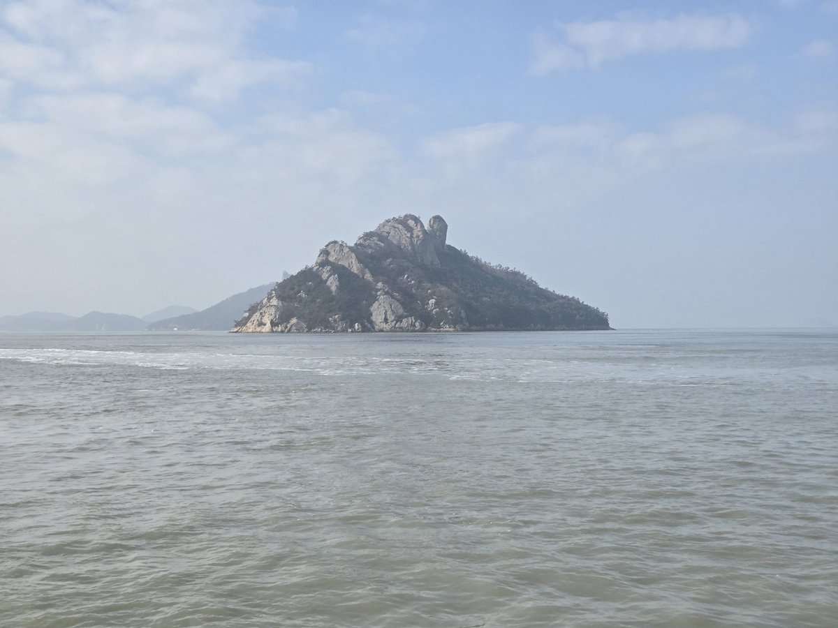 ji_jongik's tweet photo. 全羅南道の南西海岸は、海の景色が多彩で、飽きないです。
写真の島は、주지도(主旨島 チュジド）と양덕도(良徳島 ヤンドクト）です。良徳島は、山頂の岩の形が足の指に似ていることから、「발가락섬(足の指島)」とも呼ばれています。島ごとにこうした大きな島名表示の構造物を設置するのが流行した時期がありました。
今日は、昨年の夏に旧日本軍の陣地配備図をもとに確認した日本軍の戦争遺跡を、あらためて見直しに向かいます。
毎日新聞のソウル特派員とフォトグラファーも同行しています。