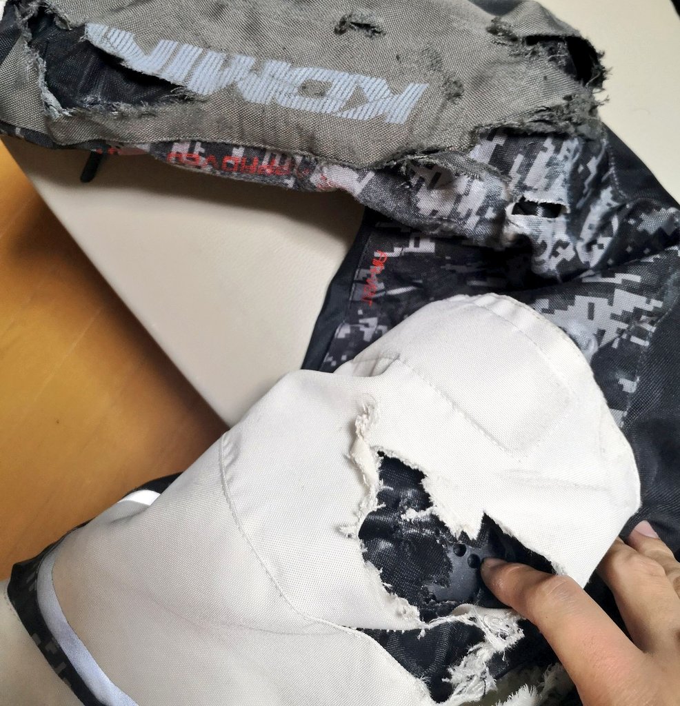 DaTa_jp's tweet image. 断言する。
バイク🏍️に乗る時は必ずライディングウェアや装備を整えてください。
近距離や短時間は貴方の都合の話で、交通事故にとっては関係ありません

実際、僕は買物で家から5分の場所で自動車に突っ込まれて死にかけました。
死ななかったのは必ずプロテクタージャケットを着る習慣のお陰です