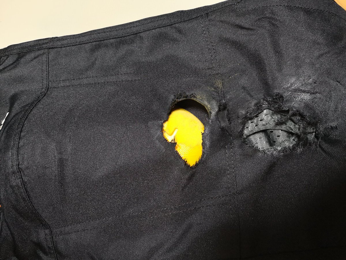 DaTa_jp's tweet image. 断言する。
バイク🏍️に乗る時は必ずライディングウェアや装備を整えてください。
近距離や短時間は貴方の都合の話で、交通事故にとっては関係ありません

実際、僕は買物で家から5分の場所で自動車に突っ込まれて死にかけました。
死ななかったのは必ずプロテクタージャケットを着る習慣のお陰です