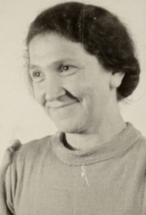 4 February 1899 | A Dutch Jewish woman, Elisabeth Gobets, was born in Amsterdam. She was a seamstress.
She arrived in #Auschwitz on 2 December 1942 in a transport of 826 Jews deported from Westerbork. She was most probably murdered in a gas chamber after selection.