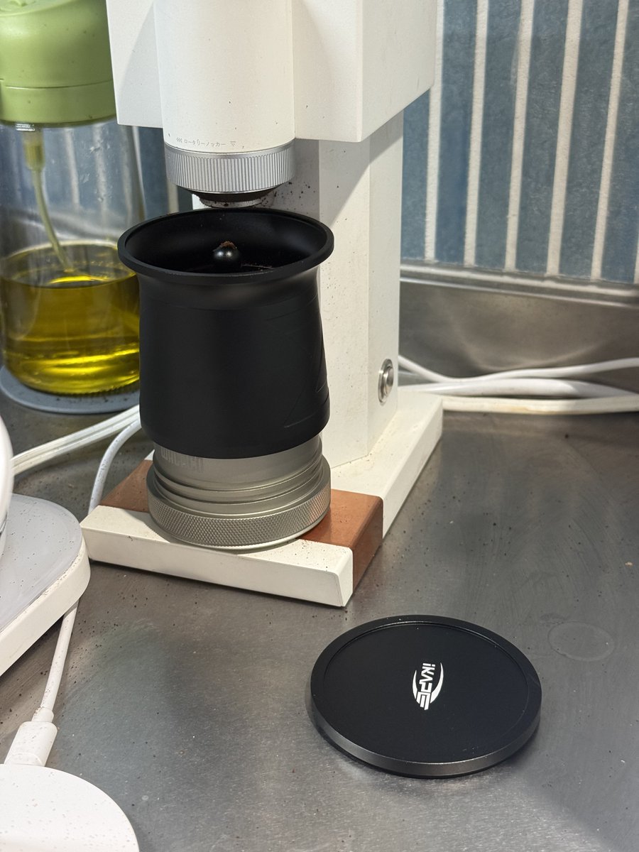 ここ数日、AliExpressで買ったIKAPEの51mmブラインドシェイカーを使っています。実は効果を疑ってたんだけど、WDTなしでタンピングするだけでマジでチャネリングゼロ。すごい。ピコプレッソのファンネルの上に乗せるとちょうどいい高さになってグラインダーの飛び散りが最小限になるのも素晴らしい。