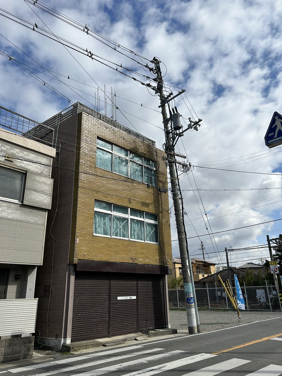 え〜感じのタイル張りのビルに
寄りかかったているように見える電柱😆