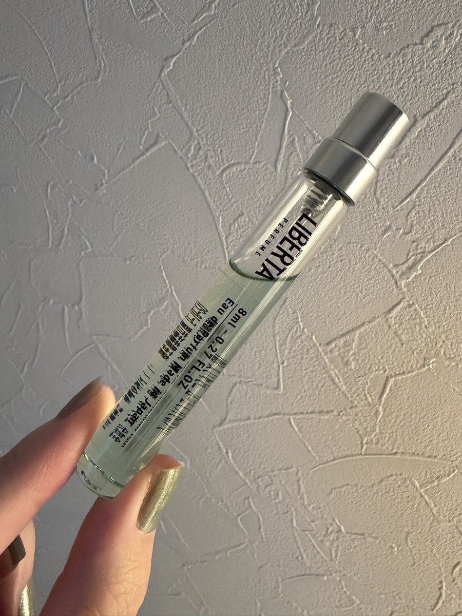 今日の香水はリベルタパフュームのニヴァリス！　仄かに甘く、粉雪を思わせる繊細な印象のパウダリー❄️ジュースの色も淡いブルーでたいへんかわいいのです。フルボトル欲しいなあ……。