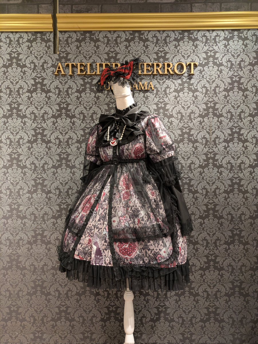ATELIERPIERROT4's tweet photo. ⋆⸜ ⸜  新作アイテム使用コーデ  ⸝‍ ⸝‍⋆

【Vallée lys】
Nocturne Sheer Tulle Dress 
ホワイト/ピンク/グレー/ボルドー/パープル/ブラック
¥28,600(税込)
🛒https://t.co/5b88vPbDnZ

【Rouge Ligne】
私が愛したザクロワンピース
¥41,800(税込)

【Sheglit】
ロイヤルクラウンリボンジャボ
¥8,800(税込)
🛒https://t.co/LznOncrh3x

注目の新作アイテムぜひお手に取ってご覧ください❣️
コーディネートの主役になれるアイテム、引き立たるアイテム、各種取り揃えております✨

お電話でのお取り置きも承っております🎶
☎︎080-4738-9494

アトリエピエロ横浜ビブレ3F