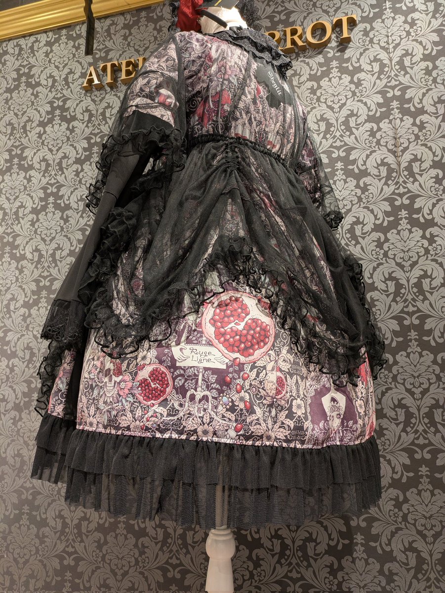 ATELIERPIERROT4's tweet photo. ⋆⸜ ⸜  新作アイテム使用コーデ  ⸝‍ ⸝‍⋆

【Vallée lys】
Nocturne Sheer Tulle Dress 
ホワイト/ピンク/グレー/ボルドー/パープル/ブラック
¥28,600(税込)
🛒https://t.co/5b88vPbDnZ

【Rouge Ligne】
私が愛したザクロワンピース
¥41,800(税込)

【Sheglit】
ロイヤルクラウンリボンジャボ
¥8,800(税込)
🛒https://t.co/LznOncrh3x

注目の新作アイテムぜひお手に取ってご覧ください❣️
コーディネートの主役になれるアイテム、引き立たるアイテム、各種取り揃えております✨

お電話でのお取り置きも承っております🎶
☎︎080-4738-9494

アトリエピエロ横浜ビブレ3F