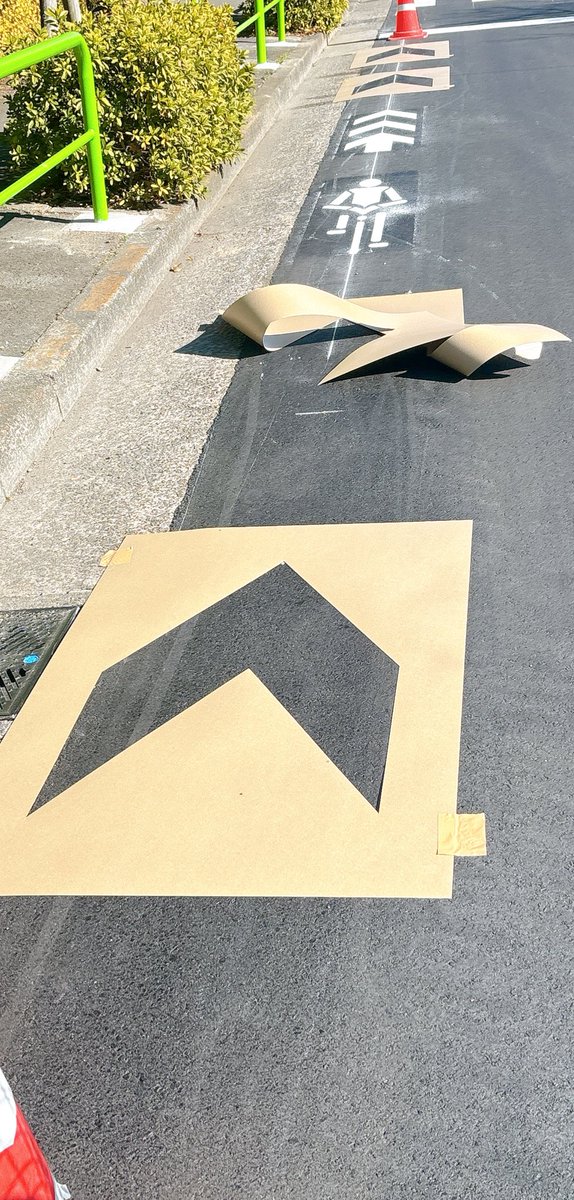 17ChuChan's tweet image. 自転車レーンはこうやって整備して欲しいのではなくて右の画像のようなガードがあることなんだよ