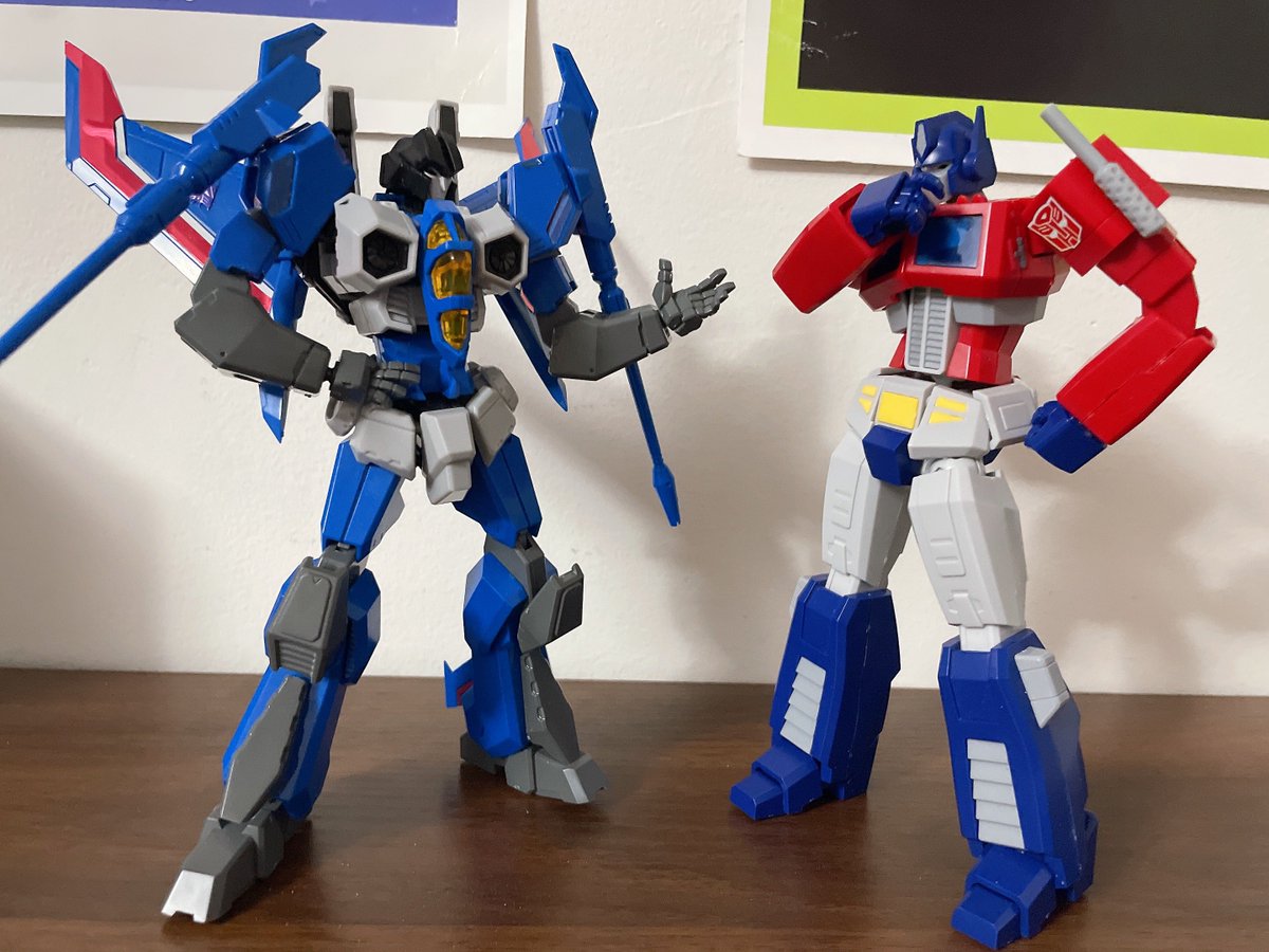 Machin3_Elf's tweet photo. trying to impress optimus… what could he possibly be saying?
#thunderop https://t.co/hOpq1veD6O