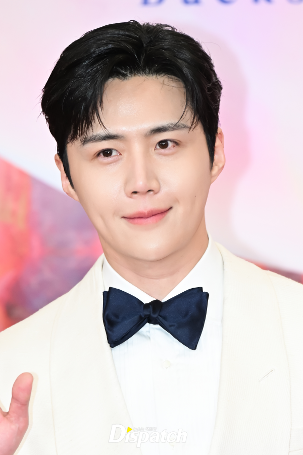 KoreanUpdates's tweet photo. Fantagio released an official statement regarding #KimSeonHo's one-man corporation SHDO, saying that the corporation was established in Jan 2024 for acting and theater activities and received settle ment money through the corporation until he signed with Fantagio in Feb 2025.

But KimSeonHo acknowledging the potential of misunderstanding and decided to close its operations. There's no activity through the corporation for over a year. Fantagio also dre the line by saying there's no connection between the exclusive contract & the corp. All settlement from Fantagio was paid directly to the actor.

According to the statement, Kim has settled all past corporate card usage records, family salary payments, and corporate vehicle usage. He has additionally paid the personal income tax on the settlement funds received through the corporation, beyond the corporate tax already paid. The corporation is currently undergoing closure procedures.

The agency stated, "Kim Seon-ho did not have sufficient understanding of corporate operations. He deeply regrets establishing and maintaining the company for a year under such circumstances. We bow our heads and convey our sincere apologies."

https://t.co/FJz5UD4yjZ
#KoreanUpdates VF