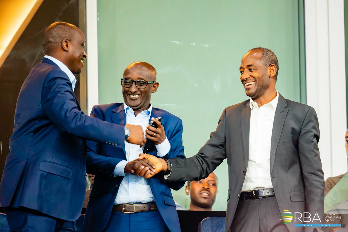 Iyi photo mureba ni bafande CDC Mubarak Muganga,  IGP NAMUHORANYE Felix <a href="/fnamuh/">CG Felix NAMUHORANYE</a> na NISS SG Aimable ku mukino wa nyumaw'igikombe cy'Ubutwari aho <a href="/policefcrwanda/">Police Football club</a> yatsinze kuri pénalités <a href="/aprfcofficial/">APR F.C. Official</a>, iyi siyo nkuru.

Inkuru ni ukuntu iyi foto yababaje ariko mubyumve yashenguye