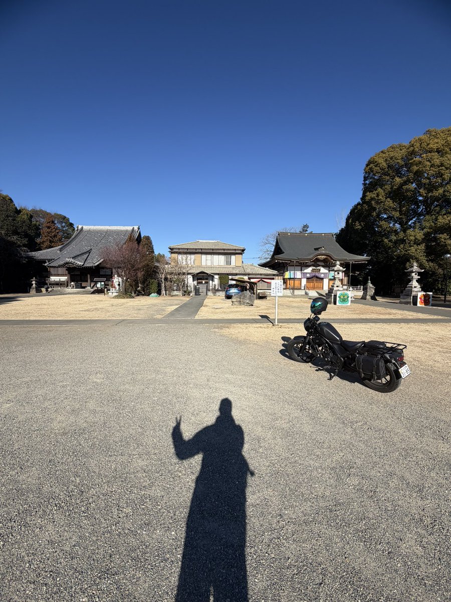 ParmF91's tweet photo. 今日もいい天気です☀️真ん中に住職様が住んでいる🏠。両サイドに質素なお寺と鮮やかなお寺。この並び…フリー○、ド○リア、○ーボンじゃんって思った私デス✨カエルさんが、いい味出してました。#レブル250  #バイク #寺 #佛母寺 https://t.co/KtTjmoAHsx