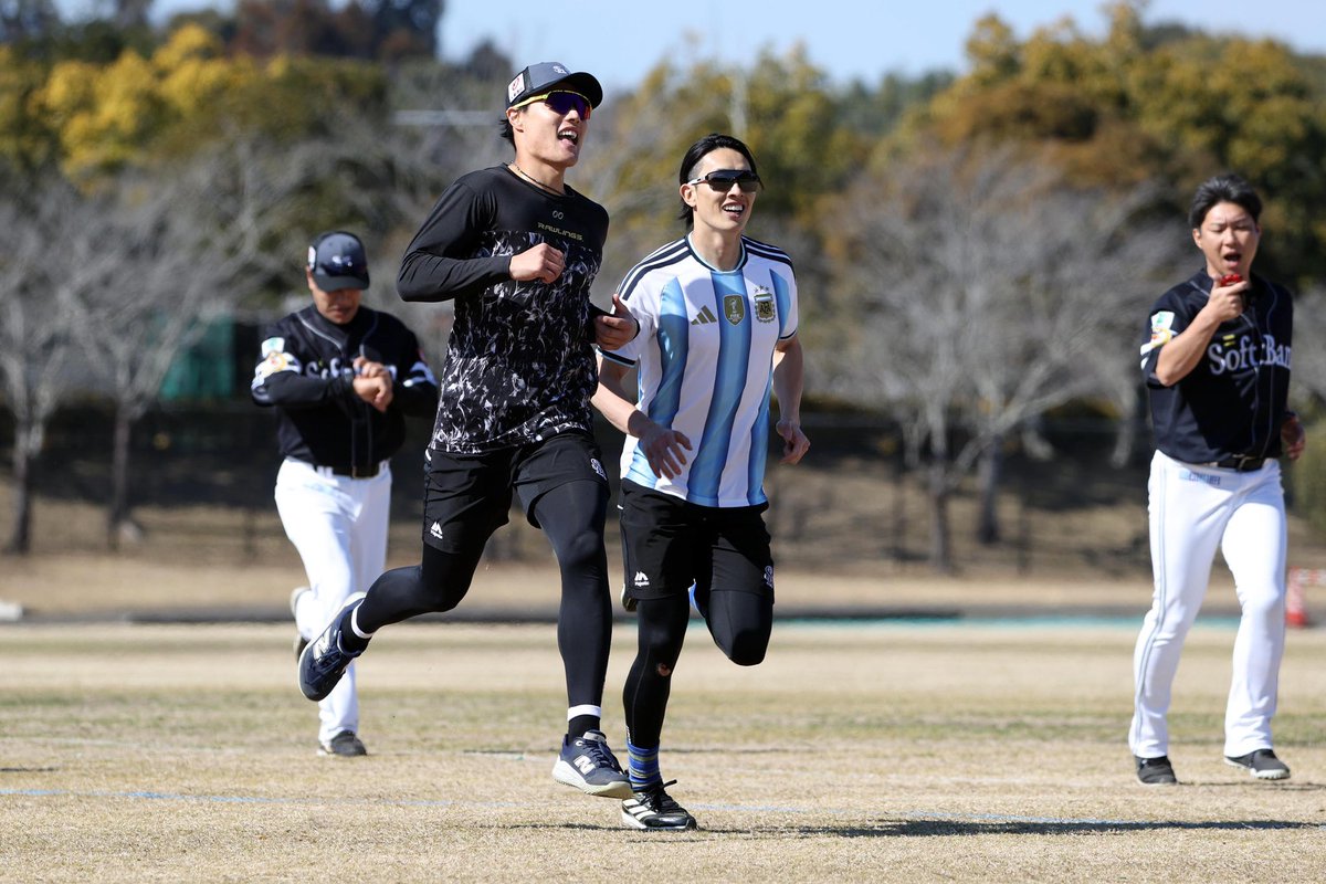 takafullc2's tweet photo. 【400メートル走】

#周東佑京 選手はサッカーアルゼンチン代表ユニで激走🇦🇷

Photo by Kazutaka Kuriki📸

#sbhawks #鷹フル https://t.co/VRJaJbM8PQ