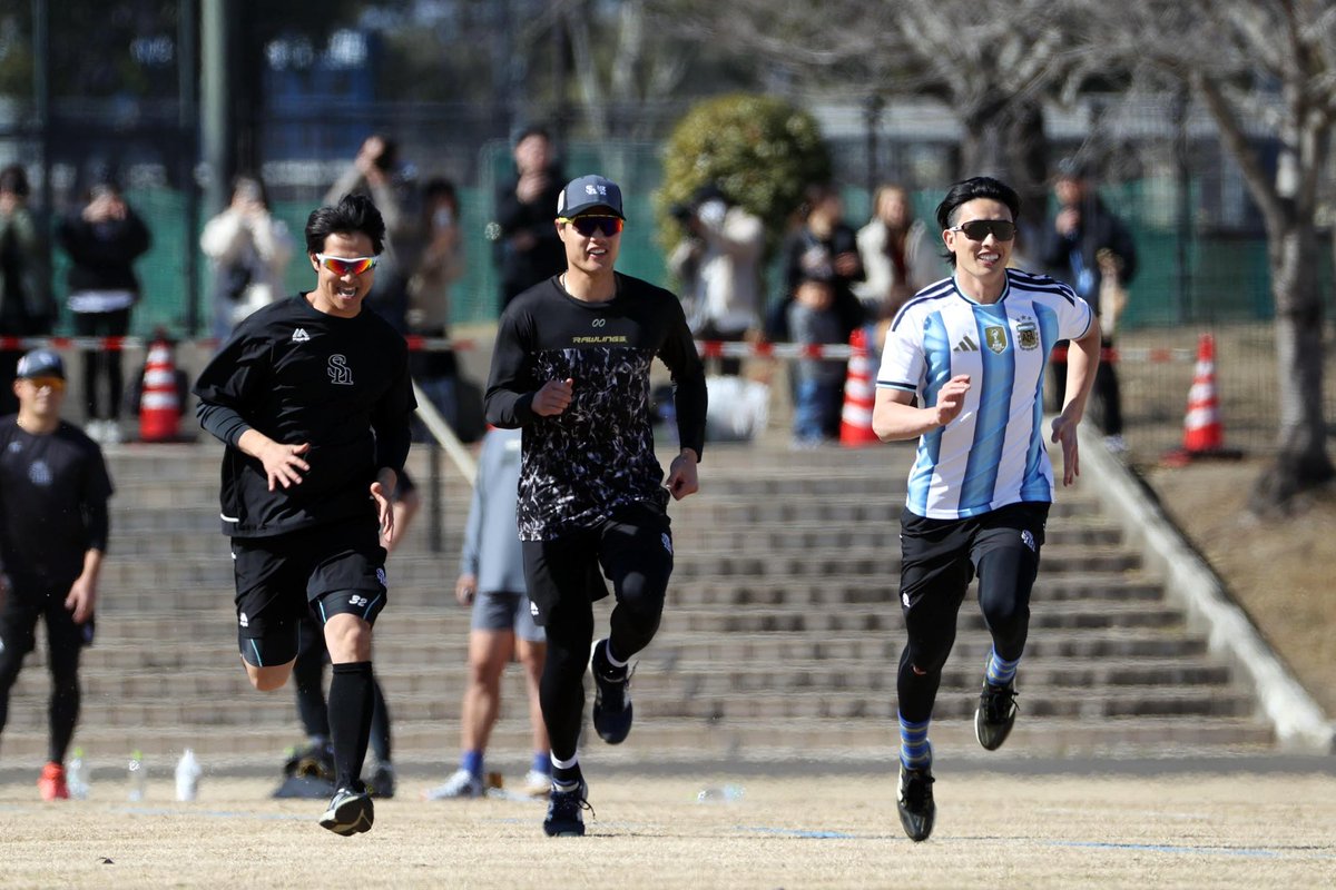 takafullc2's tweet photo. 【400メートル走】

#周東佑京 選手はサッカーアルゼンチン代表ユニで激走🇦🇷

Photo by Kazutaka Kuriki📸

#sbhawks #鷹フル https://t.co/VRJaJbM8PQ
