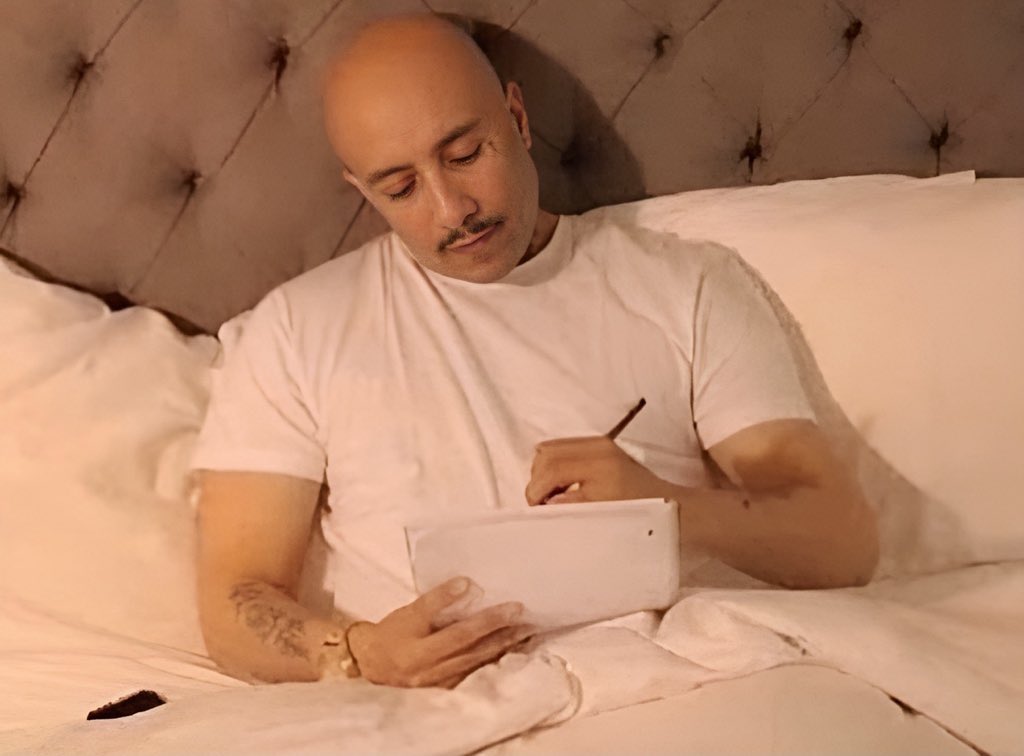 gio__palace's tweet image. Hot Cheetos are red, Bud lights are blue, will you be my Modelo, and I’ll be your foo