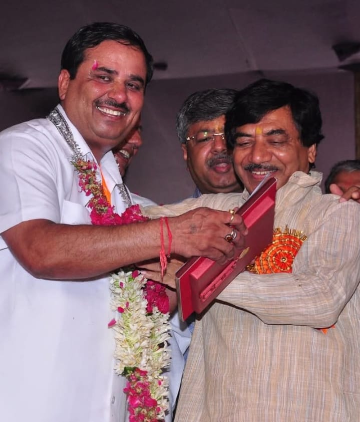 KailashSankla's tweet photo. भारतीय जनता पार्टी संसदीय बोर्ड के सदस्य पूर्व केंद्रीय मंत्री मेरे प्रेरणा स्रोत, माननीय डॉ. सत्यनारायण जटिया जी को जन्मदिन की हार्दिक बधाई, शुभकामनाएं।

 ईश्वर से कामना करता हूं कि वह स्वस्थ रहें, दीर्घायु हो सतत समाज और देश की सेवा करते रहें। https://t.co/XK7gnxmMHE