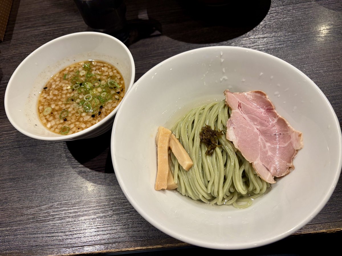 中華そば 十目一八食堂
<a href="/tomeichiya/">中華そば 十目一八食堂</a> 

🔹みそ白湯そば➕低温チャーシュー
🔹にぼにく卵黄ごはん
🔸昆布水つけ麺
▪️手包み餃子

今日のランチは奥ｻﾏと『トメイチ』さん🚗
ドロっと濃密な白湯に味噌ダレが溶け込んで🥰途中から別添えの生姜を投入🫚 香りがふわっと広がって🥰✨

ごちそうさまでした🙏