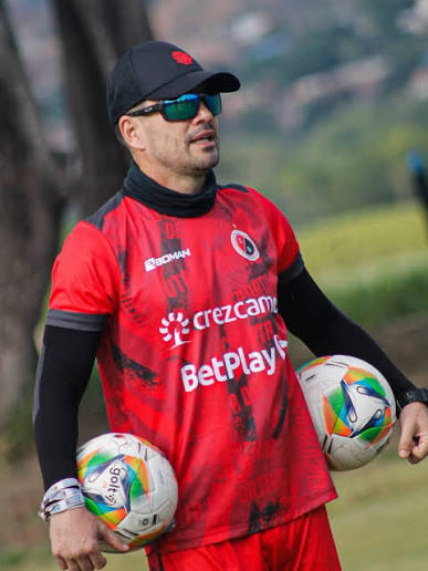 Kevin0118Arias's tweet photo. GRACIAS VIEJO...nunca lo pensó dos veces para venir al equipo, y siempre quiso dirigir estos colores, y quedó en nuestros corazones rolo querido, respeto y admiración a los verdaderos ídolos, que nunca le negaron un gota de sudar a esta camiseta, NUNCA SE VENDIO, NI SE ARRODILLO. https://t.co/s4AdoGO1vl