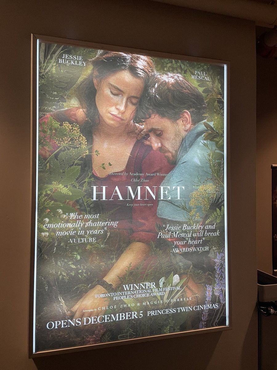 「ハムネット」見てきました。ティッシュを使い切らんばかりに泣いた。近年で1番泣いた。自分、まだ映画にこんなに泣けるんだと思った。帰宅後「ハムレット」を読み返すと全く違った話に見える。セリフの一つ一つにハムネットが重なり、また泣く。ハムレットは復讐劇だが、本当は赦しの話かもしれない