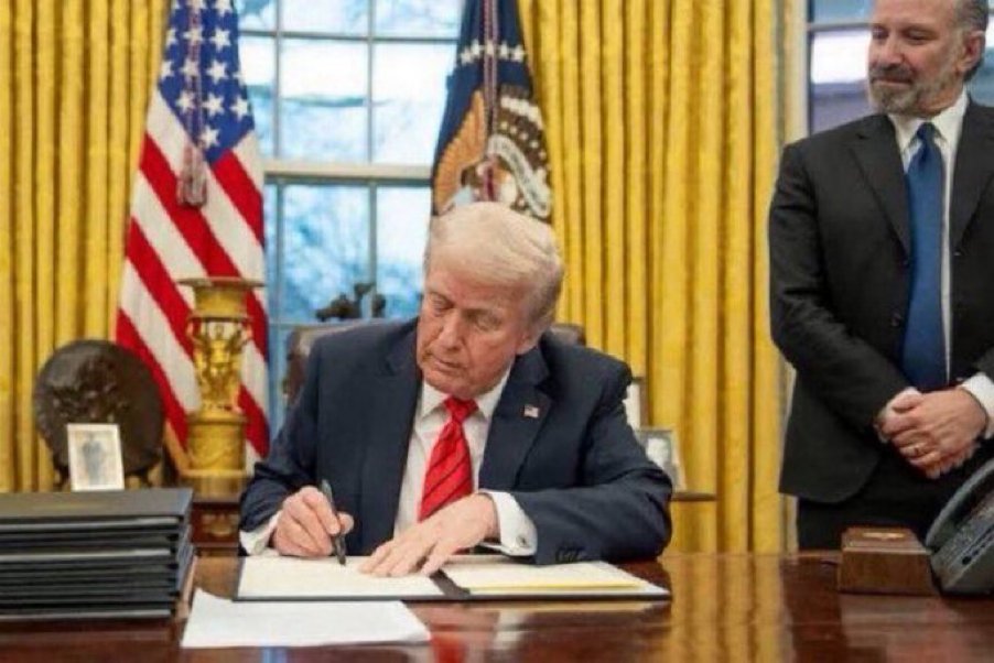 DustyBC's tweet photo. 🚨JUST IN: 🇺🇸 President Trump signs bill officially ending US government shutdown https://t.co/naw14Kkmeg