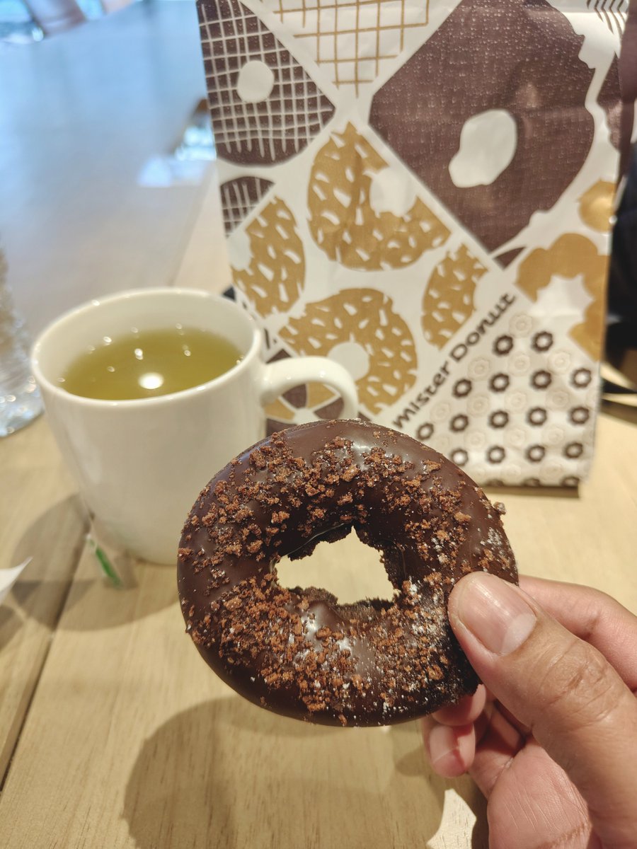 Widino's tweet photo. Mister Donut tuh yg ada di indomaret kan ya? Kek ga asing mereknya.

Tp di sini donatnya enak bgt, luarnya agak keras kek bukan donat, tp dalemnya lembut dan isiannya banyak. Beli semalam, pagi sisa dimakan lagi tekstur dan rasanya ga berubah.

Beda bgt sama yg di indomaret. https://t.co/hNx0VnDqMH