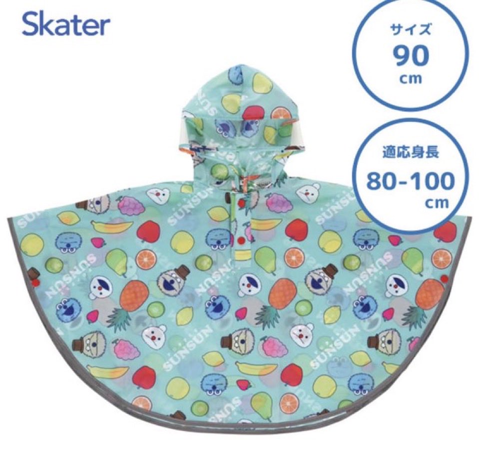 ☆NEW アイテム☆
『パペットスンスン キッズレインポンチョ』

フルーツ柄＆スンスンたちがいっぱい🩵
ささっと羽織れるポンチョタイプで、動きやすさもばっちり✨
雨の日のおでかけが、もっと楽しくなる♪キッズレインポンチョです🫶

▽詳しくはこちら♪▽pr
a.r10.to/hPpLor