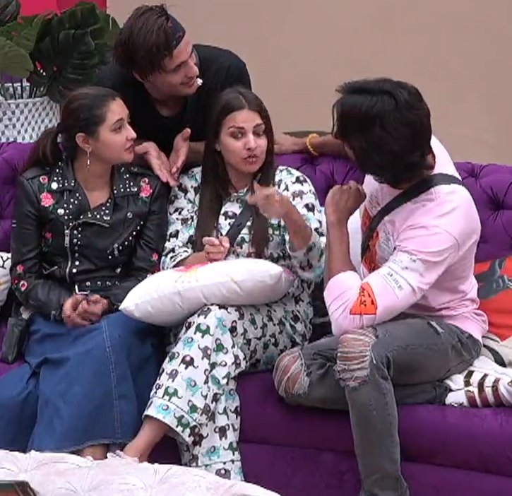 Nilimatalks's tweet photo. "aao saath khelte hain..mil ke USKO neeche girayenge"
"Haan phir toh WO kuch nahi kar payega"
"bro.. HE will be nothing if we are together.. are u getting me"
"dear.. tum teeno plan karo main chup chaap sunti hun"

Bhediye plan banate rahe SHER akela chalta raha🙌
#SidharthShukla https://t.co/eW8H7nyilQ