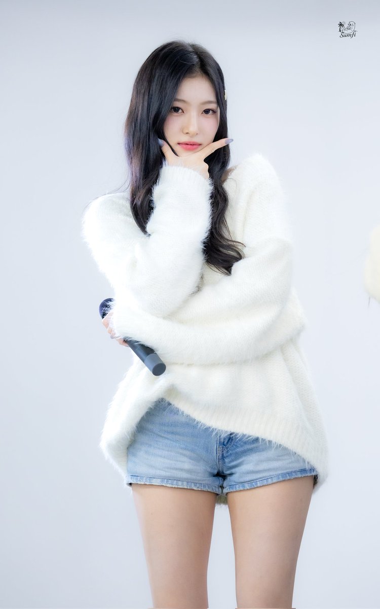 Sumfi_09's tweet photo. 250105 팬사인회 써머 HQ

'예쁘고 귀엽고 멋있다'는 두글자로
은서

#써머 #은서 #SUMMER 
#오드유스 #ODDYOUTH https://t.co/HzrnqGXxwX