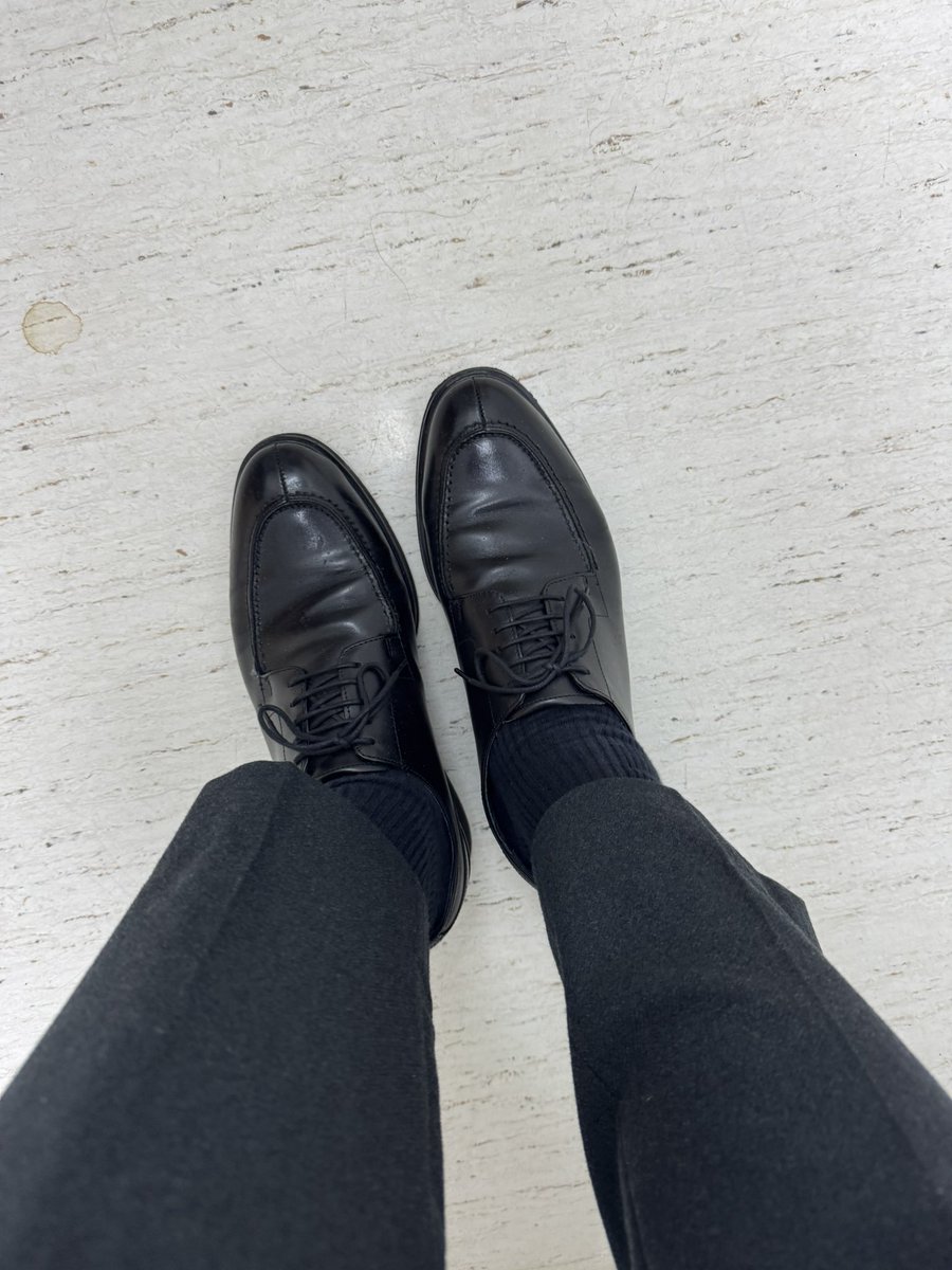wlsrn0923's tweet photo. 오랜만에

#검정양말 #정장양말 #남자양말 #골지양말 #풋 #풋돔 #풋섭 #페티시 #풋페티시 #정장구두 https://t.co/We7tsSmw2F