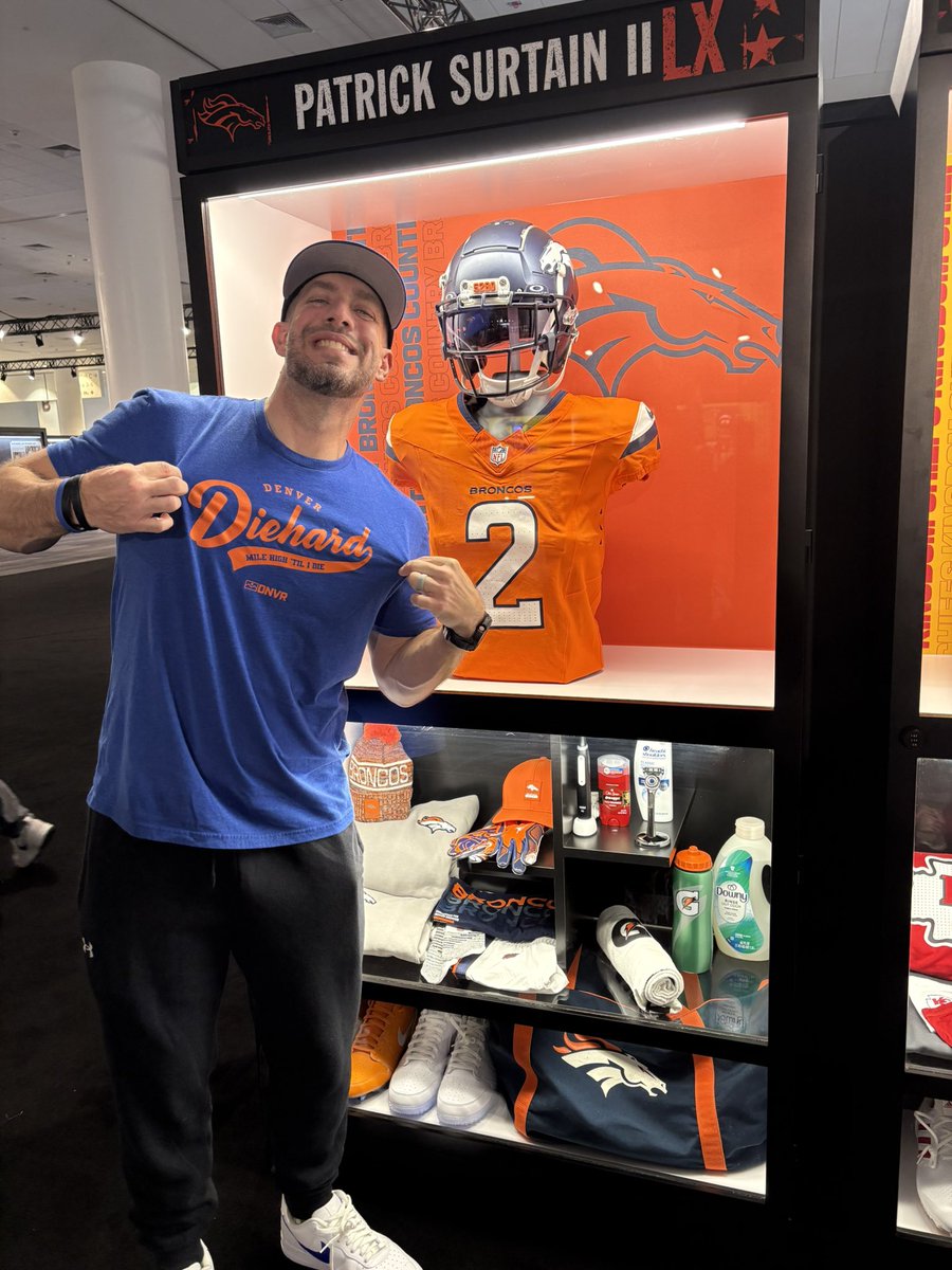 310Bronco's tweet image. REP’N @DNVR_Broncos at the @SuperBowl   @RyanKoenigsberg @ZacStevensDNVR. Took it back oldskool with the #DNVR #diehard