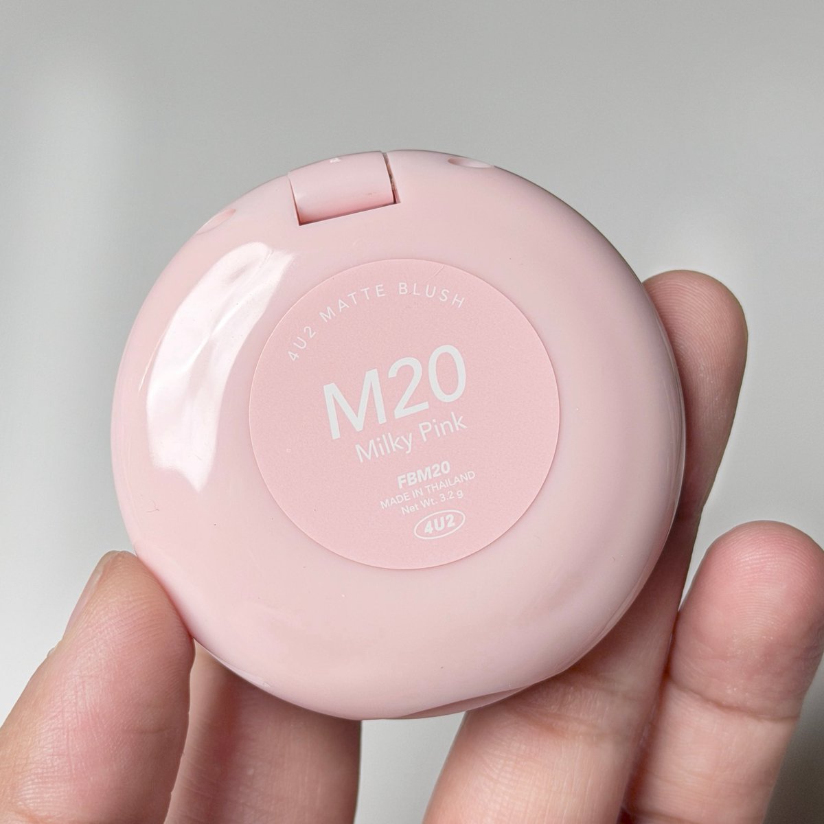 4u2 สี milky pink โคตรน่ารักกก เป็นชมพูนมที่ไม่ติดคูลหรือวอร์มเกิน ปัดแล้วหน้าเด็ก ตรงเรฟแบบ 1000%