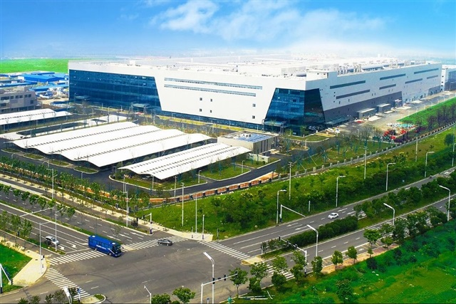 jukan05's tweet photo. China's memory makers abandon low-price strategy: DRAM, NAND near Korean levels

Recent market speculation has claimed that China's memory producer CXMT is triggering a price war by offloading DDR4 at deep discounts. Supply chain sources, however, said CXMT has largely pivoted to DDR5 process development, keeping only around 10,000 wafers of DDR4 capacity for a handful of long-term customers, making large-scale, low-priced dumping into the open market unlikely.

Pricing strategy shift
Aligned with China's supply chain localization drive, domestic memory leaders CXMT and YMTC have steadily raised prices in recent years, with products now nearing or even surpassing levels set by South Korean rivals. Sources indicate that meaningful new capacity from both companies is unlikely to ramp up before 2027.

CXMT has historically lagged international DRAM peers in gross margin due to process maturity and yield challenges, but the recent recovery in DRAM pricing has materially improved profitability. In the third quarter of 2025, its average gross margin climbed to 35%, sharply reducing quarterly losses. With the industry entering a new upcycle in the second half of 2025, full-year net profit is now forecast at CNY2–3.5 billion (US$288–504 million), well ahead of earlier projections that placed profitability in 2026 or 2027.

DDR5 advancement
Sources said CXMT launched its latest DDR5 products in November 2025, delivering speeds up to 8,000 megabits per second and single-die capacities of 24gigabits, with mass production yields and performance continuing to improve. Rising DDR5 and LPDDR5 prices have lifted average selling prices, directly supporting revenue growth.

With CXMT preparing for an IPO, industry sources said there is little rationale to redirect resources back to DDR4 production. Under policy guidance, the company is expected to continue advancing toward higher-end DRAM processes. As DDR4 moves into end-of-life status, a large-scale return to DDR4 manufacturing is viewed as increasingly improbable.

Sources added that CXMT will allocate roughly 10,000 wafers of DDR4 capacity to its strategic investor GigaDevice Semiconductor. From the first quarter of 2026, the company will further cut its remaining in-house DDR4 output from around 20,000 wafers to 10,000 wafers, serving only long-term customers. With the production window short, internal DDR4 inventories are now almost exhausted.

Market rumors recently suggested CXMT was selling 32GB DDR4 modules at roughly 30% of prevailing market prices. Downstream module makers rejected the claims, saying the market remains firmly seller-led, where even a 10% discount would quickly clear inventory. Supported by strong domestic demand, Chinese memory suppliers have largely exited their former low-price strategy, now pricing in line with market levels or even above South Korean competitors.

Tight memory supply persists despite capacity expansion
Pricing trends are already reflecting the shift, sources said. SK Hynix is quoting around US$20 for 1-terabit NAND wafers in January 2026, while YMTC is reportedly pricing at US$21 to US$21.5 in certain channels, indicating Chinese suppliers are already commanding premiums in specific markets.

While SK Hynix's official pricing is lower, its conservative allocation strategy often leaves buyers short of requested volumes. YMTC, though slightly more expensive, is able to meet procurement targets, with supply reliability compensating for the price difference.

Though CXMT and YMTC are accelerating DRAM and NAND expansion, industry observers said full ramp-up will take time. YMTC's Phase 3 fab in Wuhan may begin operations in 2026 if construction remains on track, but significant NAND output is not expected until 2027, with part of the capacity allocated to DRAM development and production.

CXMT is also expanding its Shanghai fab, with total capacity projected to reach two to three times that of its Hefei base. Sources noted the cleanroom was only recently completed, while equipment installation and process tuning have yet to start. Export controls continue to constrain expansion, with tool installation unlikely before the second half of 2026 and volume production expected in 2027.

Industry analysts said that although China's memory makers are scaling up rapidly and could eventually approach global leaders in size, current supply tightness appears structural, with shortages unlikely to ease materially through 2026 and 2027.

As AI applications continue to expand, demand for DRAM and NAND is expected to rise further, closely linking the memory industry's long-term growth to AI adoption.
