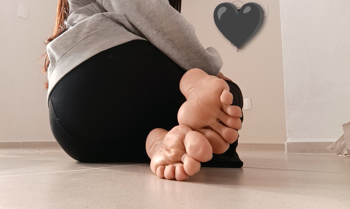 MiniHonney's tweet image. Buenaaaas noches 🖤🌙
Mis mascotitas 🐶

Admiren lo perfectas que son las suelas de su Diosa Honey 👑👣

No olviden que pueden hacer su apartado para sesionar conmigo y ser maltratados como lo merecen 🙇🏻‍♂️