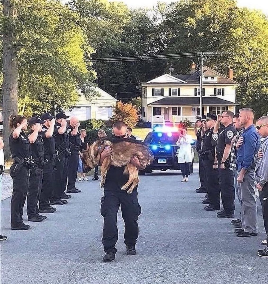 MilitaryCooI's tweet image. A heartbreaking photo shows a police officer in Connecticut saying his final goodbye to his partner. K9 Hunter was ill for that past several days and when tests were conducted they revealed that K9 Hunter has a very aggressive form of Liver cancer. They unfortunately recommended…
