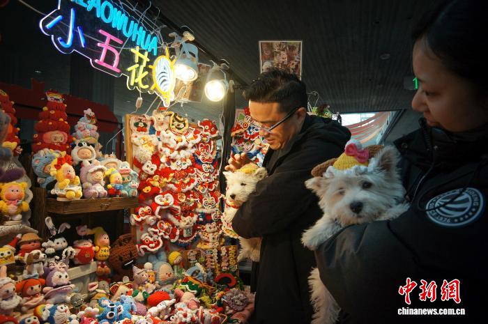 春節(旧正月、今年は2月17日)を控え、天津で今月1日、年越しペット用品フェスティバルが開催され、多くの市民がペットを連れて参加した。
