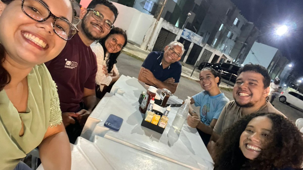 karlamarianc's tweet photo. Eu até tinha parado de chorar mas aí recebi essa foto dos meus melhores amigos com meus pais enquanto eu estava no avião... 
Eu tenho os melhores ao meu lado mesmooooo!!!! https://t.co/FA4VhWSfBP