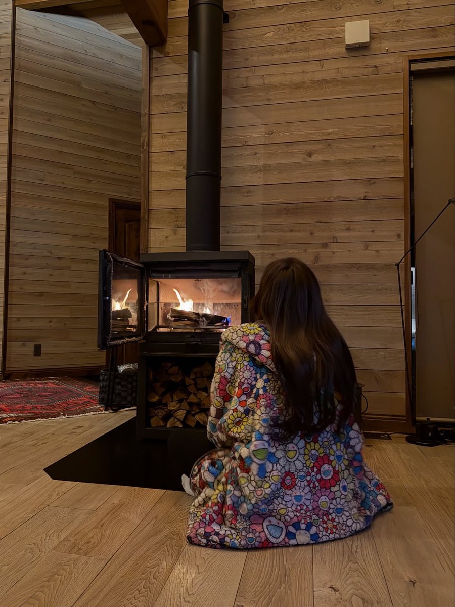 [IG] lalalalisa_m #LISA <a href="/wearelloud/">LLOUD</a> 

“ถึงหิมะจะตกแต่ก็อบอุ่นเพราะ <a href="/Airbnb/">Airbnb</a>”

🔗 instagram.com/p/DUUolG_kWCj/