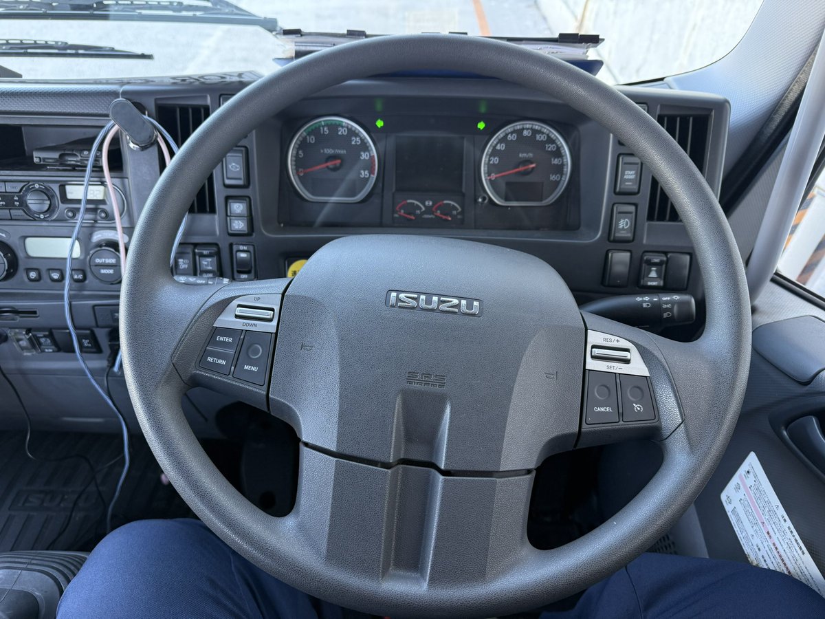 俺の乗ってる増トンフォアードなんだけど、ハンドルでけぇしシフトノブのピッチなんかおかしいしでちょっとウザい