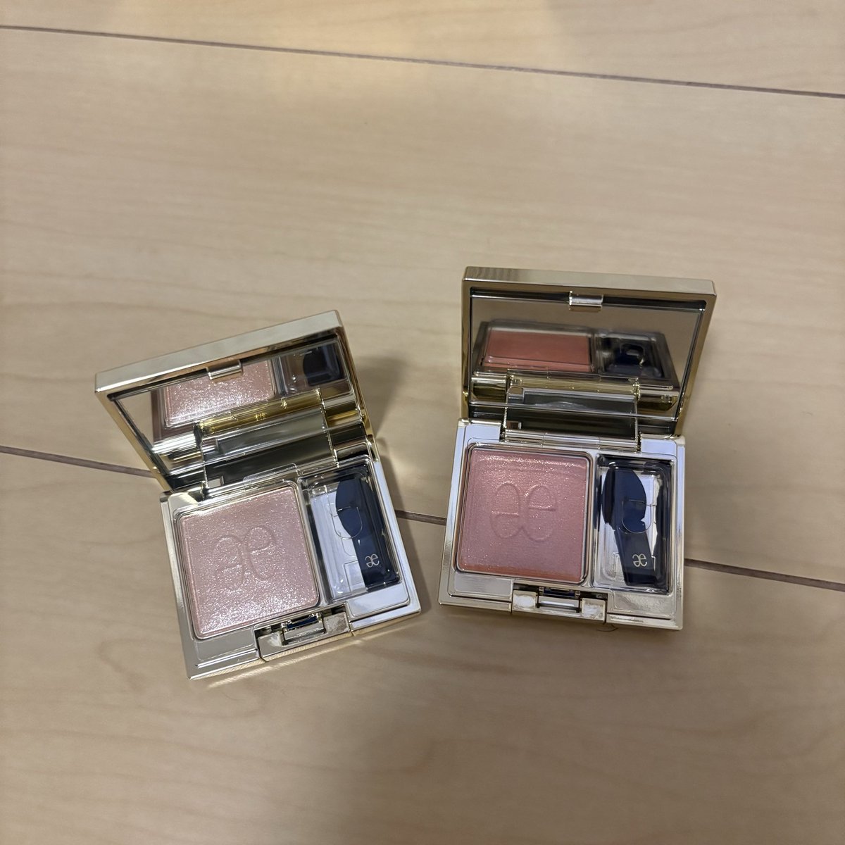 mikarin704's tweet photo. フローラドリップのキットももちろん購入済み🙌
今回のキットは豪華すぎる✨
エレガンスのアイシャドウは03と14を！
14はオレンジチークとして頬に重ねるとキラキラして可愛い🥺🩷
#使い切りコスメ https://t.co/AYKyq0MStH