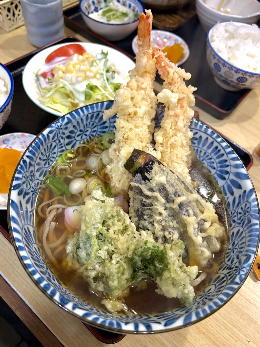 寒いときに食べる温かい天ぷら蕎麦は最高ですね🍤