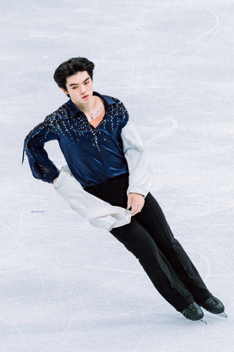delayed3A's tweet photo. jun taking off his jacket during the 6 min warmup ๐๐๐ absolutely unreal face card
#4ContsFigure #JunhwanCha #์ฐจ์คํ https://t.co/gf2p0D1igK